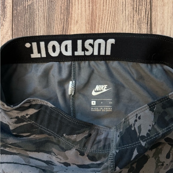 Nike Women's Small Just Do It Athletic Leggings Gray/Green Camo - Picture 5 of 7